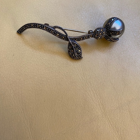 Vintage Sterling Silver Marcasite and Flower Gray Pearl Brooch. - Picture 3 of 4